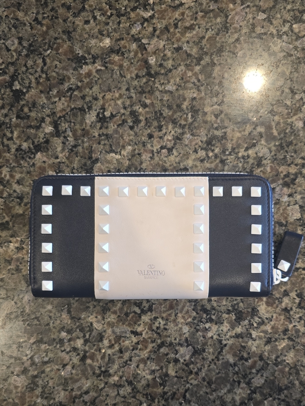 Valeninto Garavani Two Tone Rockstud Long Zip Wallet